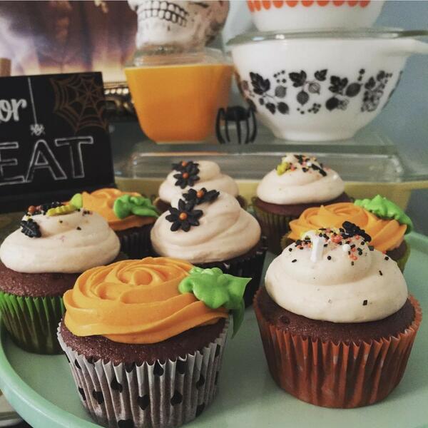 Cupcakes decorated with a Halloween theme