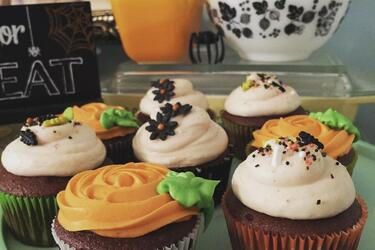 Cupcakes decorated with a Halloween theme